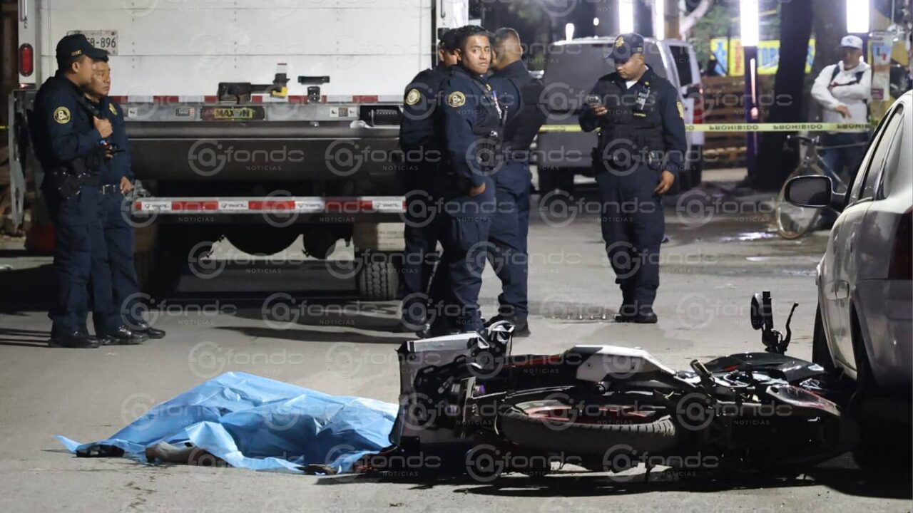 FATAL: Motociclista rebasaba por la derecha hasta que terminó bajo un tráiler