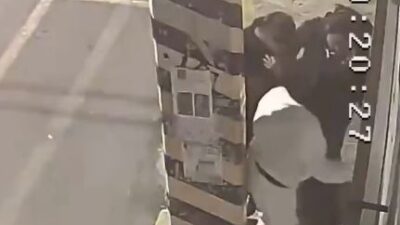 VIDEO: Mujer camina ‘clavada’ en el celular y termina dentro de una coladera