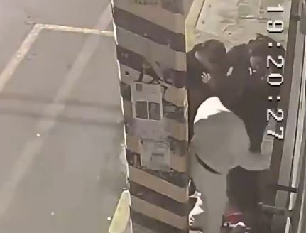 VIDEO: Mujer camina ‘clavada’ en el celular y termina dentro de una coladera