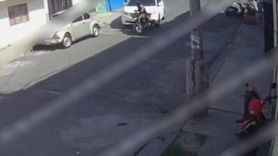 VIDEO: Criminal intenta matar a comerciante, le falla el arma y termina arrastrado
