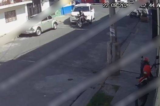 VIDEO: Criminal intenta matar a comerciante, le falla el arma y termina arrastrado