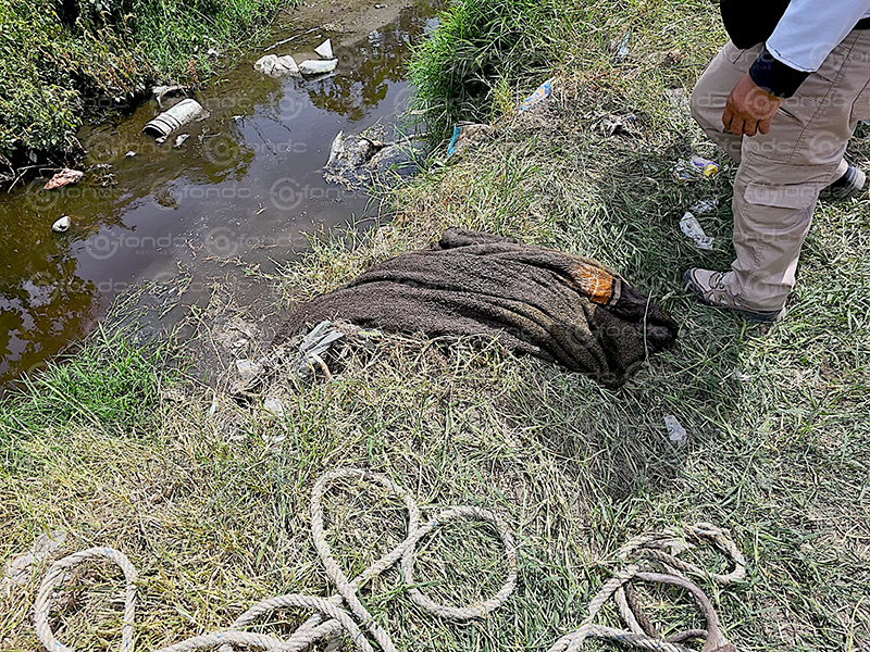 VIDEO. Encuentran cuerpo flotando en los ‘canales de la muerte’ de Ecatepec; tenía el rostro descarnado