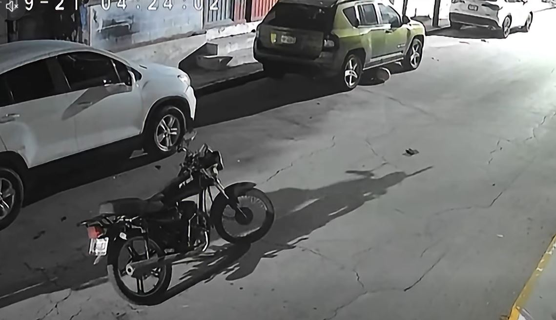 VIDEO: ‘Perdón por todo’; borracho en moto choca y se pone a hablar solo
