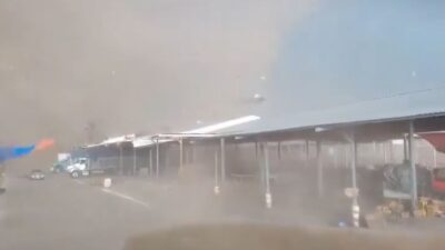 VIDEO: Doble tornado se lleva mercancía y puestos de la Central de Abastos
