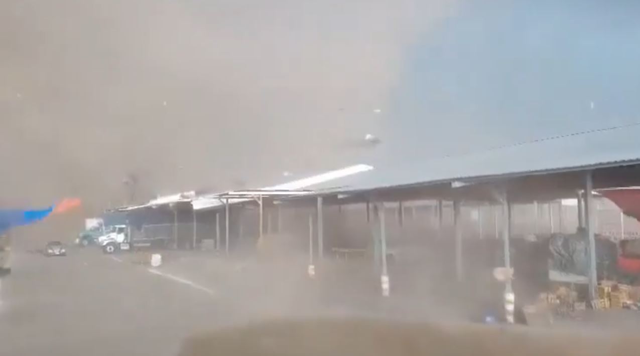 VIDEO: Doble tornado se lleva mercancía y puestos de la Central de Abastos