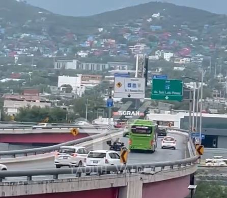 VIDEO: Biker acelera de manera extraña y termina grave en el hospital