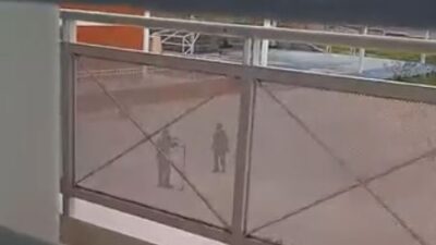 VIDEO: Estudiante de secundaria se va contra todos dentro de la escuela