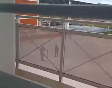 VIDEO: Estudiante de secundaria se va contra todos dentro de la escuela