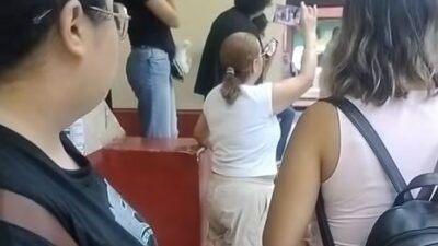VIDEO: ‘¡Dame mi celular!’; pareja y locatarios de Plaza de la Tecnología se agarran a golpes