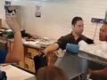 VIDEO: Clientes se dan con todo por las hamburguesas de 35 pesos en Carl’s Jr