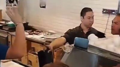 VIDEO: Clientes se dan con todo por las hamburguesas de 35 pesos en Carl’s Jr