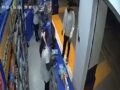 VIDEO: ‘¡Abre la caja!’; ratero corta cartucho para amenazar a empleadas de farmacia