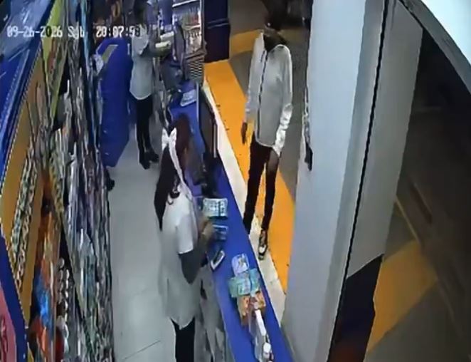 VIDEO: ‘¡Abre la caja!’; ratero corta cartucho para amenazar a empleadas de farmacia