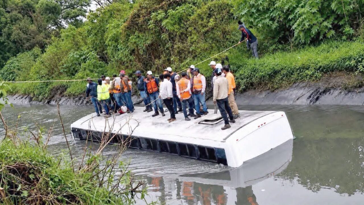 ALERTA: Camión con trabajadores cae a un canal y ellos se salvan como pueden