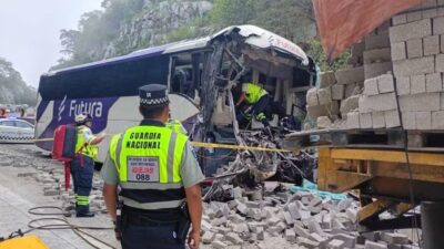 TRAGEDIA: Autobús de la empresa Futura se estrella contra un camión de tabiques; hay muertos