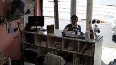 VIDEO: Ratero ‘aprovecha’ y se roba la computadora de un negocio