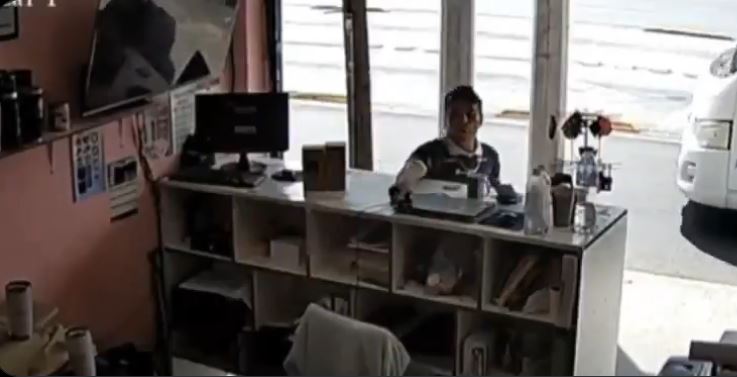 VIDEO: Ratero ‘aprovecha’ y se roba la computadora de un negocio
