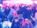VIDEO: ‘No hay robadas’; vecinos bajan sus motos de una grúa frente a policías