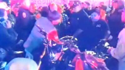 VIDEO: ‘No hay robadas’; vecinos bajan sus motos de una grúa frente a policías