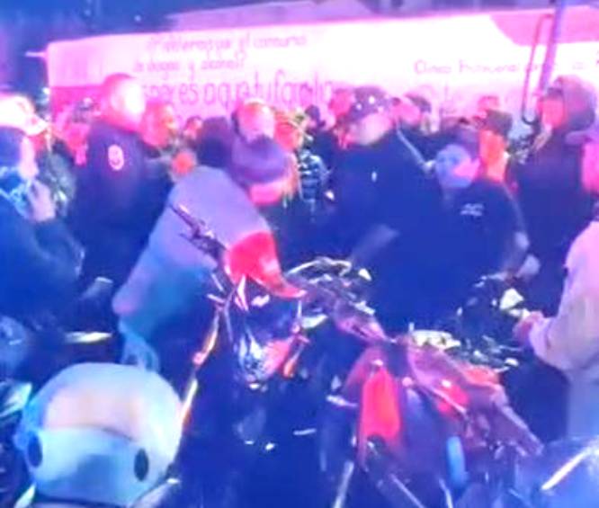 VIDEO: ‘No hay robadas’; vecinos bajan sus motos de una grúa frente a policías