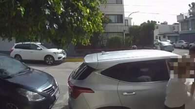 VIDEO: Asaltantes le quitan su camioneta a una pareja de abuelitos en Edomex