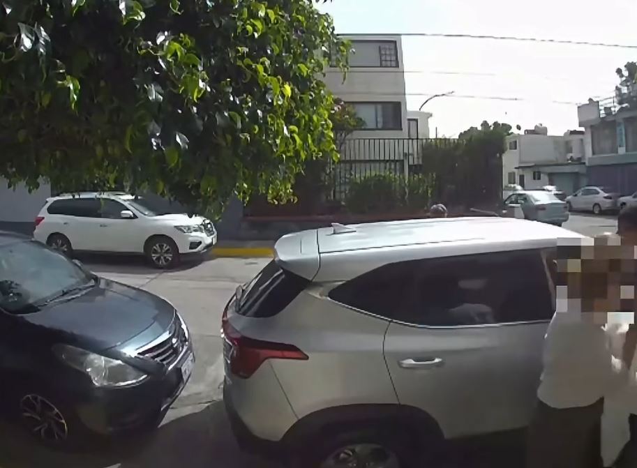 VIDEO: Asaltantes le quitan su camioneta a una pareja de abuelitos en Edomex