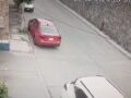 VIDEO: Mamá y su pequeño hijo son asaltados por criminales en motocicleta