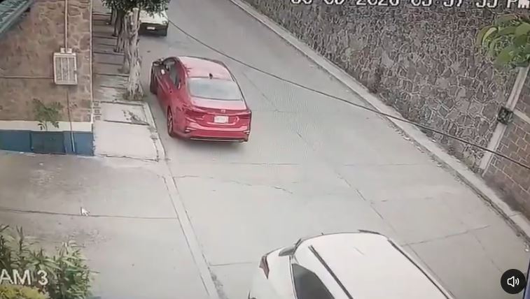 VIDEO: Mamá y su pequeño hijo son asaltados por criminales en motocicleta