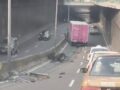 VIDEO: Camión de Liverpool se queda sin llantas en una coladera dañada