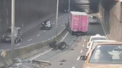 VIDEO: Camión de Liverpool se queda sin llantas en una coladera dañada
