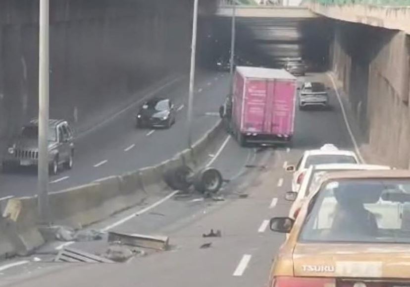VIDEO: Camión de Liverpool se queda sin llantas en una coladera dañada