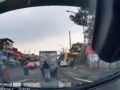 VIDEO. Rateros abren camioneta de carga y la vacían en movimiento en Edomex