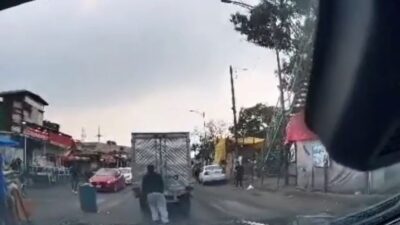 VIDEO. Rateros abren camioneta de carga y la vacían en movimiento en Edomex