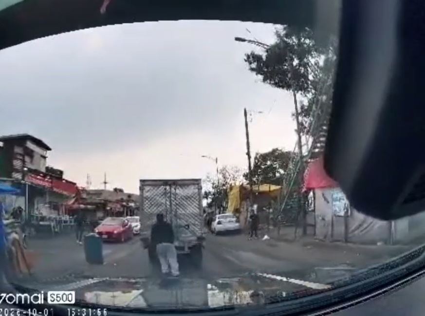 VIDEO. Rateros abren camioneta de carga y la vacían en movimiento en Edomex