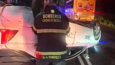 IMPRUDENCIA: Madre, hija y taxista bebían hasta que el auto terminó volcado