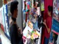 VIDEO: ‘¡Corre, corre!’; empleada de tiendita es amenazada por un ladrón armado