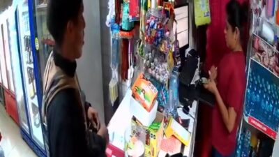 VIDEO: ‘¡Corre, corre!’; empleada de tiendita es amenazada por un ladrón armado