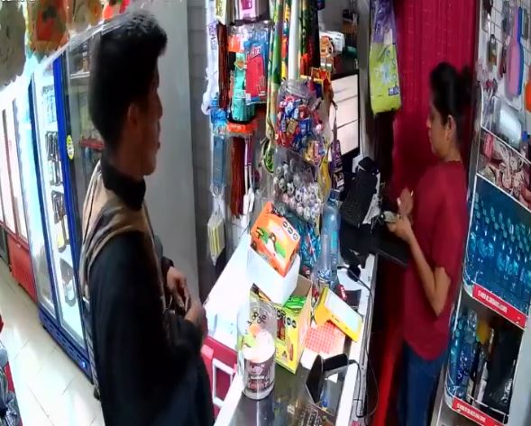 VIDEO: ‘¡Corre, corre!’; empleada de tiendita es amenazada por un ladrón armado