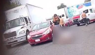 VIDEO. Chofer de transporte público y su ‘cacharpo’ dan golpiza a un conductor
