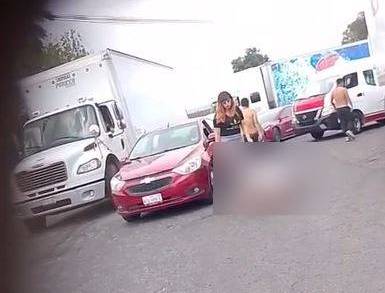 VIDEO. Chofer de transporte público y su ‘cacharpo’ dan golpiza a un conductor