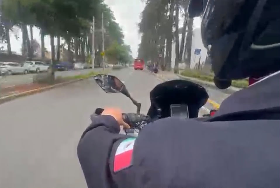 VIDEO: Policía de Toluca se viste de héroe y ayuda a una familia con su bebé