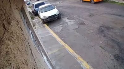 VIDEO: ‘¡Me asaltaron!’; cuatro rateros en moto roban vehículo a señor que vendía cloro