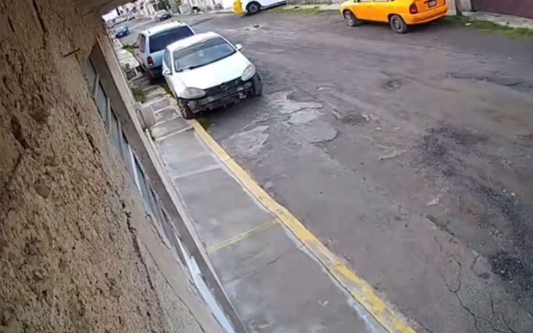VIDEO: ‘¡Me asaltaron!’; cuatro rateros en moto roban vehículo a señor que vendía cloro