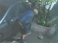 VIDEO: ‘Qué elegancia…’; sujeto hace sus necesidades sobre un automóvil