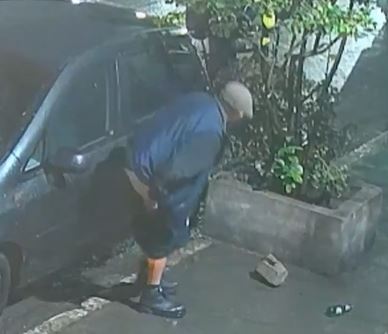 VIDEO: ‘Qué elegancia…’; sujeto hace sus necesidades sobre un automóvil