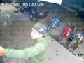 VIDEO. Sujeto armado amenaza a clientes y empleados de un bar en Edomex