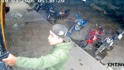 VIDEO. Sujeto armado amenaza a clientes y empleados de un bar en Edomex