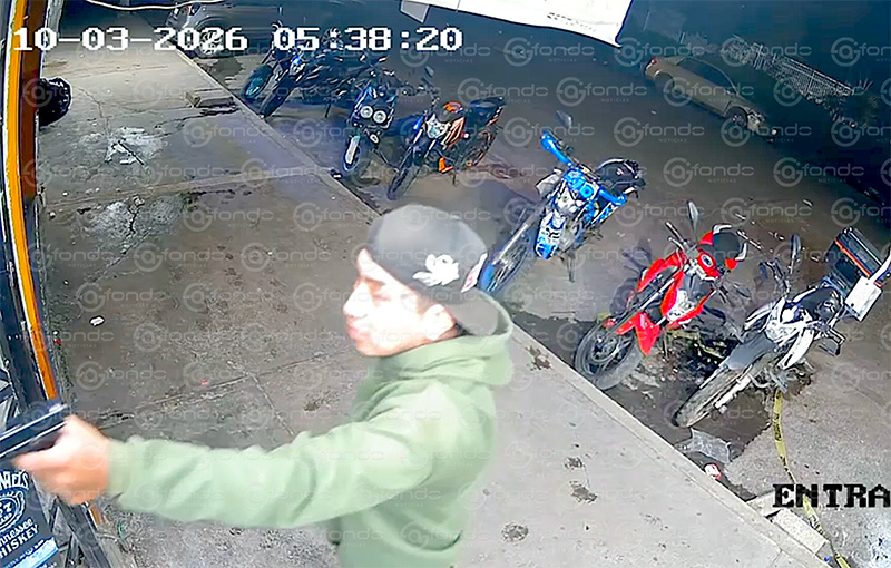 VIDEO. Sujeto armado amenaza a clientes y empleados de un bar en Edomex