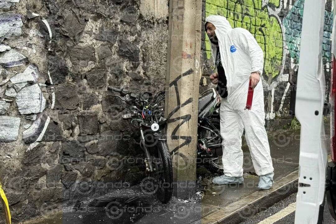 FATAL: Repartidor de comida pierde el control de su moto y muere contra un poste