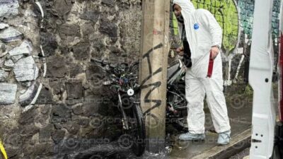 FATAL: Repartidor de comida pierde el control de su moto y muere contra un poste